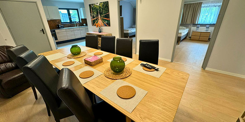 Eetkamer in woning voor uitzendkrachten, aangeboden door uitzendbureau met huisvesting.