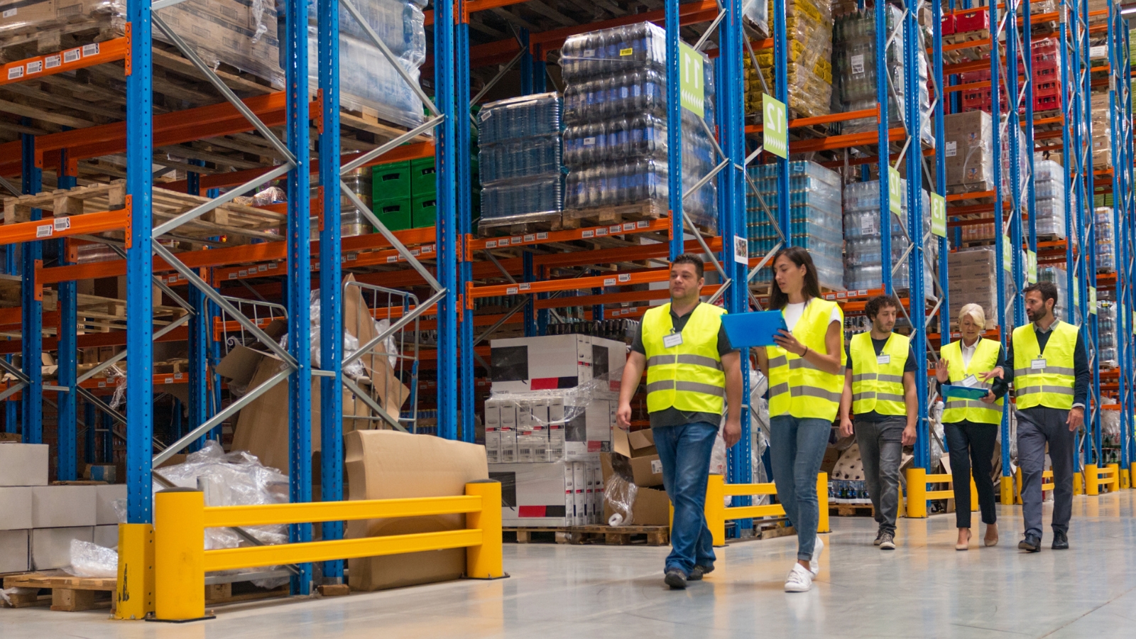 Team van collega's tijdens magazijnwerk in Nederland.
